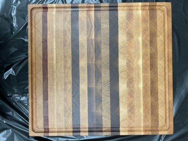 End grain cutting board with alternating grain pattern